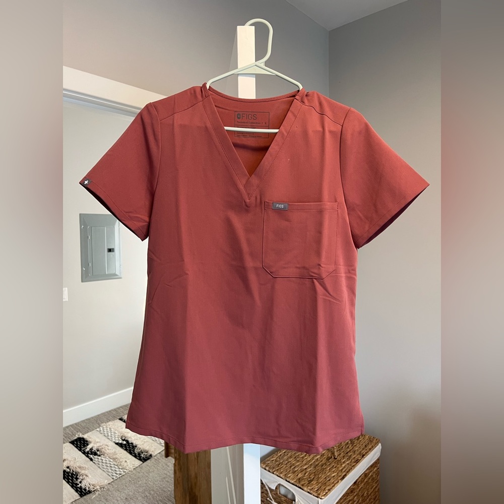 Women’s FIGS Catarina 1 pocket scrub top in mauve. Size Small gently used